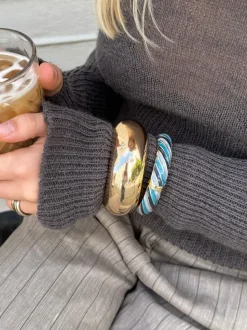 Eivora armbånd med striber - Blå nuancer/guld