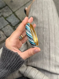 Eivora armbånd med striber - Blå nuancer/guld
