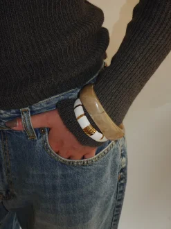 Eivora armbånd med striber - hvid/guld