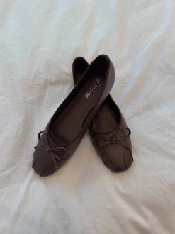Eline ballerinaer med detaljer - Mørkebrun