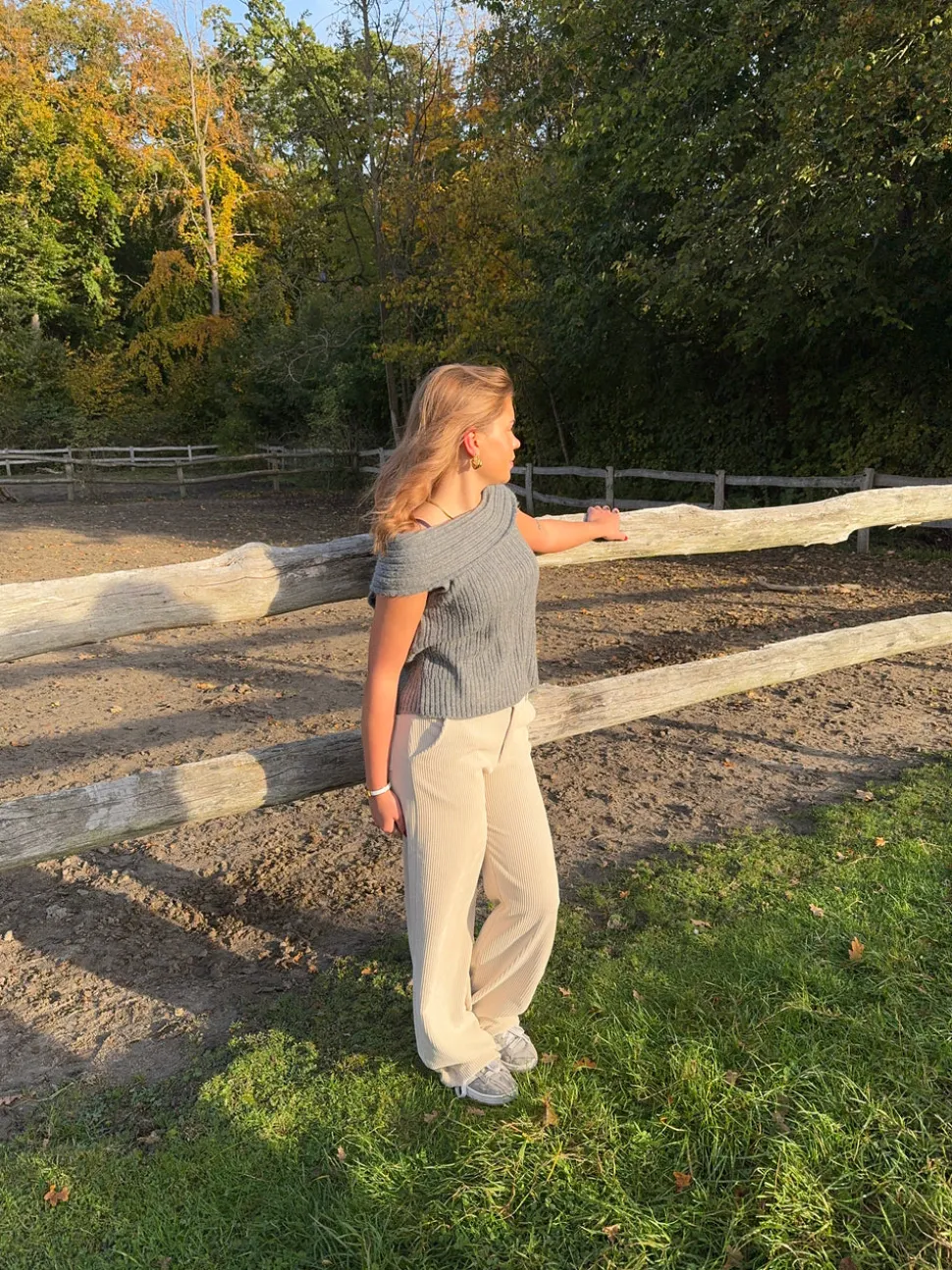 Elinor off shoulder strikvest - Grå