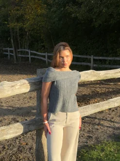 Elinor off shoulder strikvest - Grå