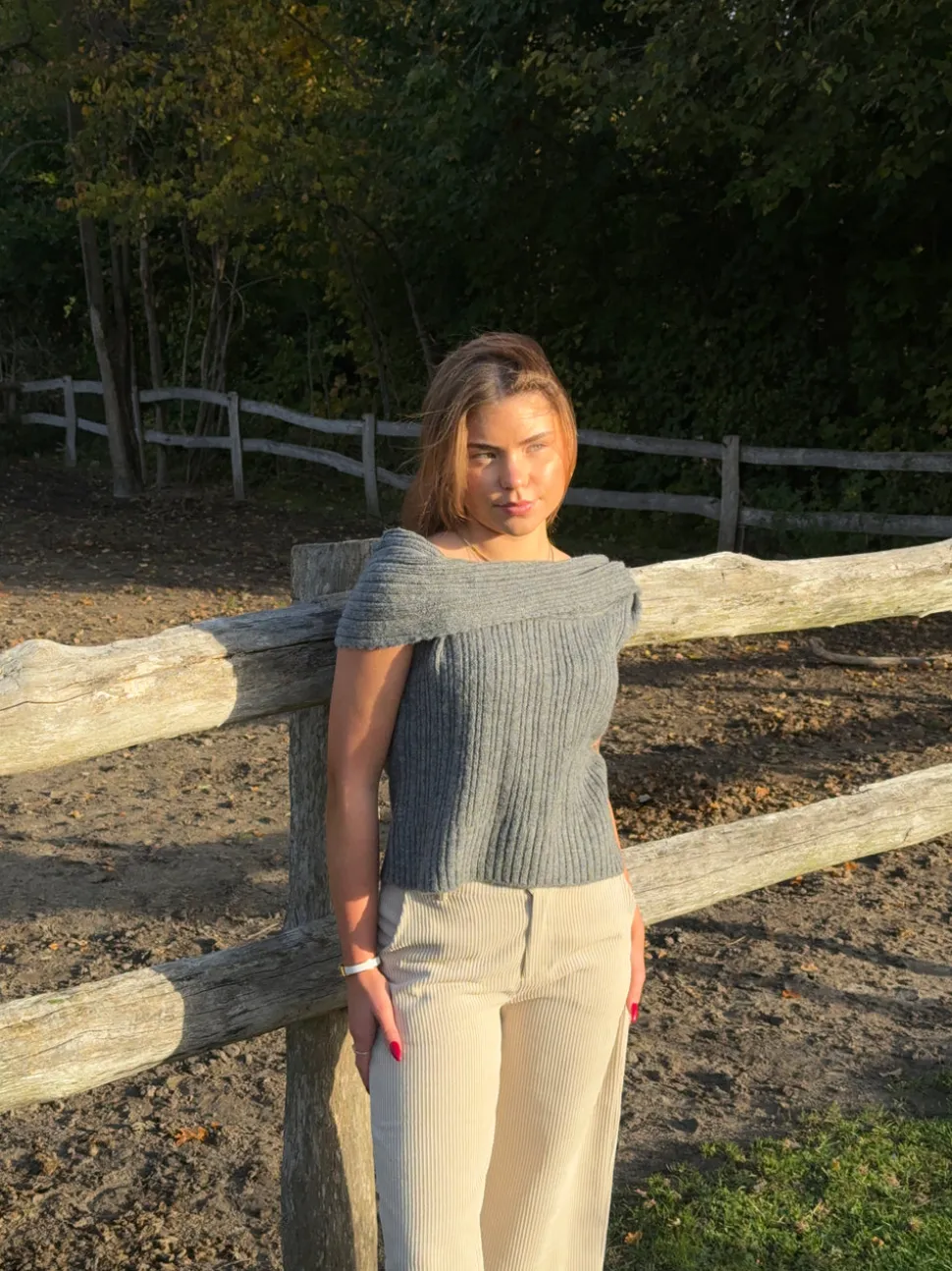 Elinor off shoulder strikvest - Grå