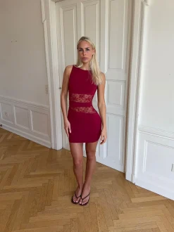 Ellatia kjole med blonder - Rød