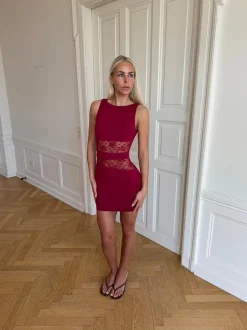 Ellatia kjole med blonder - Rød