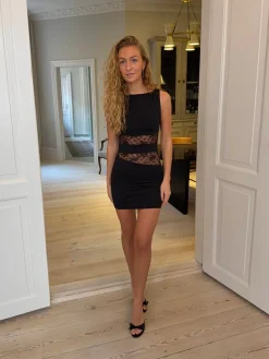 Ellatia kjole med blonder - Sort