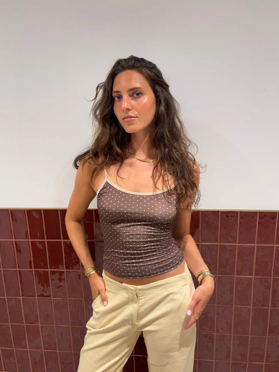 Esmaralda top med polkaprikker - Brun/beige