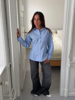 Estelle stribet skjorte med åben ryg - Blå/hvid