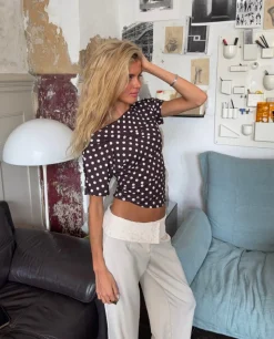 Florine figursyet t-shirt med polkaprikker - Brun/hvid