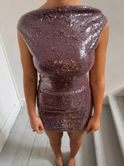 Gabriella kjole med pallietter - Lilla