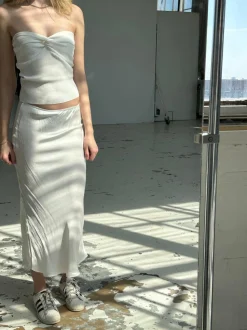 Gabrielle maxinederdel i satin - Hvid