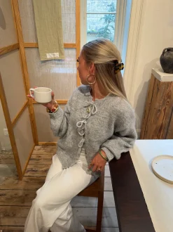 Gunilla strikket cardigan med bindedetaljer - Lys grå