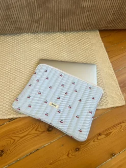 Honey computer sleeve - Blå/Hvide striber med kirsebær
