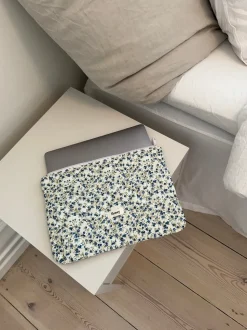 Honey computer sleeve - Hvid med blå blomster