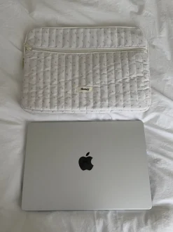 Honey computer sleeve - Off white med små lyserøde blomster