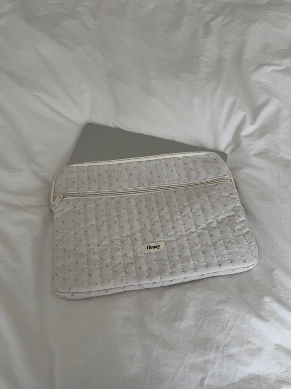 Honey computer sleeve - Off white med små lyserøde blomster