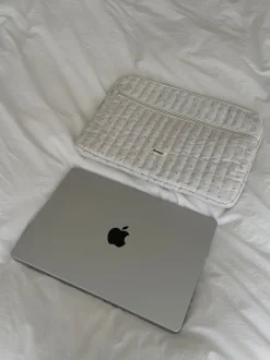 Honey computer sleeve - Off white med små lyserøde blomster