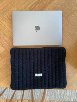 Honey computer sleeve - Sort med hvide prikker
