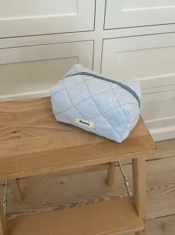 Honey lille toilettaske - Lyseblå med broderede hjerter