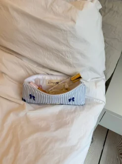 Honey lille toilettaske - Hvid/lyseblå striber med blå sløjfer