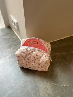 Honey lille toilettaske - Hvid med lyserøde blomster