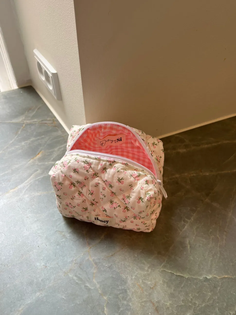 Honey lille toilettaske - Hvid med lyserøde blomster