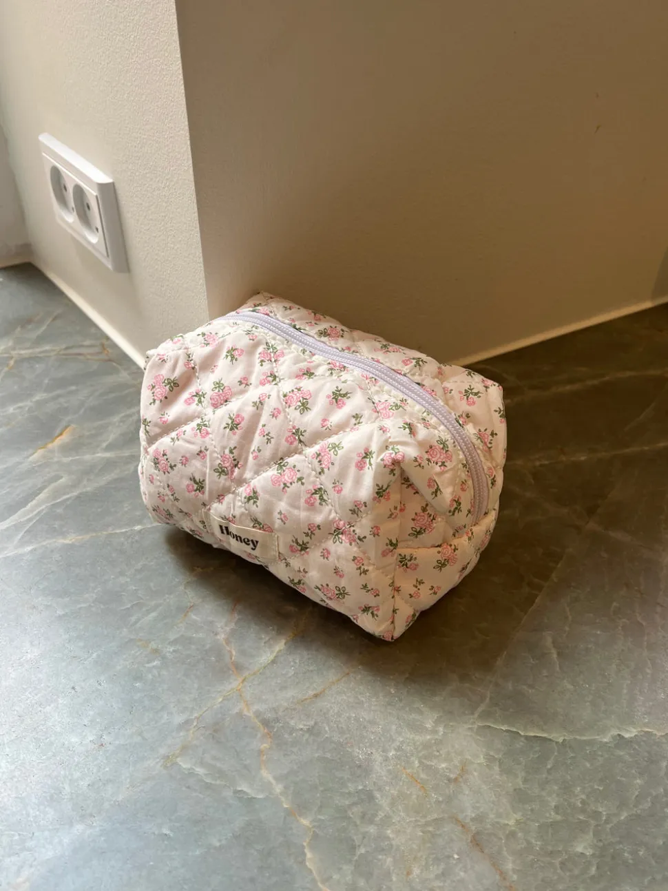 Honey lille toilettaske - Hvid med lyserøde blomster