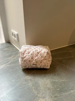 Honey lille toilettaske - Hvid med lyserøde blomster