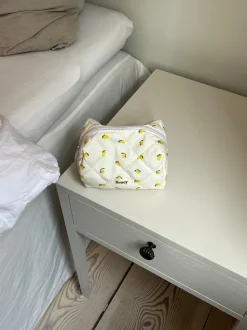 Honey lille toilettaske - Lys gul med citroner