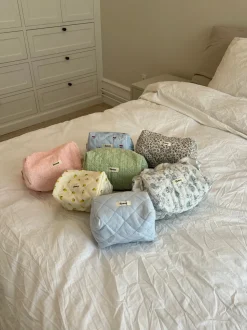 Honey lille toilettaske - Hvid med blå blomster
