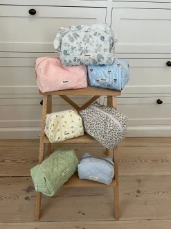 Honey lille toilettaske - Hvid med blå blomster