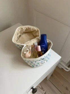 Honey lille toilettaske - Hvid med forskellige blomster