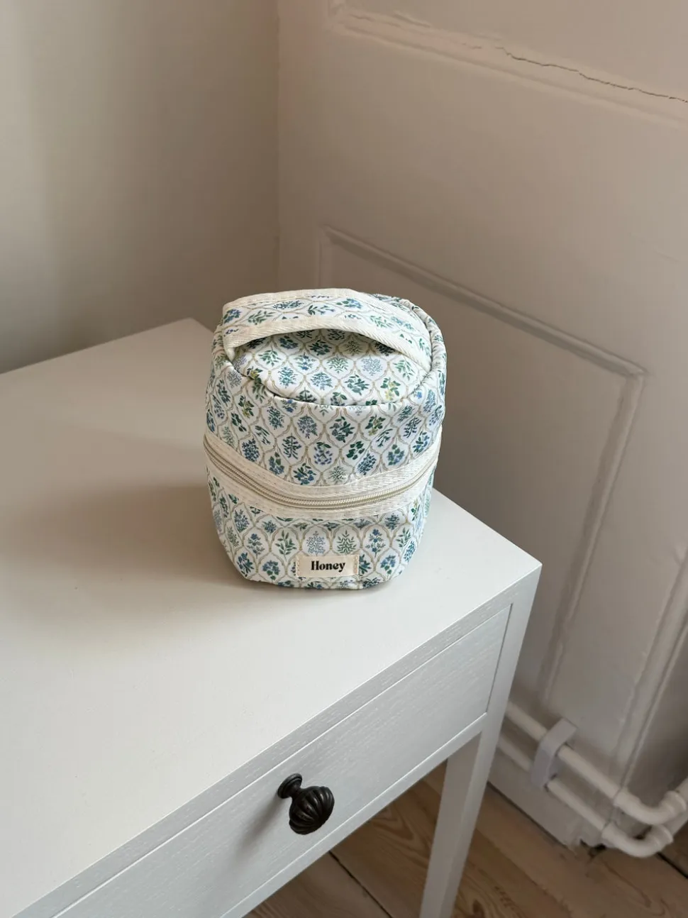 Honey lille toilettaske - Hvid med forskellige blomster