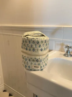 Honey lille toilettaske - Hvid med forskellige blomster
