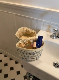 Honey lille toilettaske - Hvid med forskellige blomster