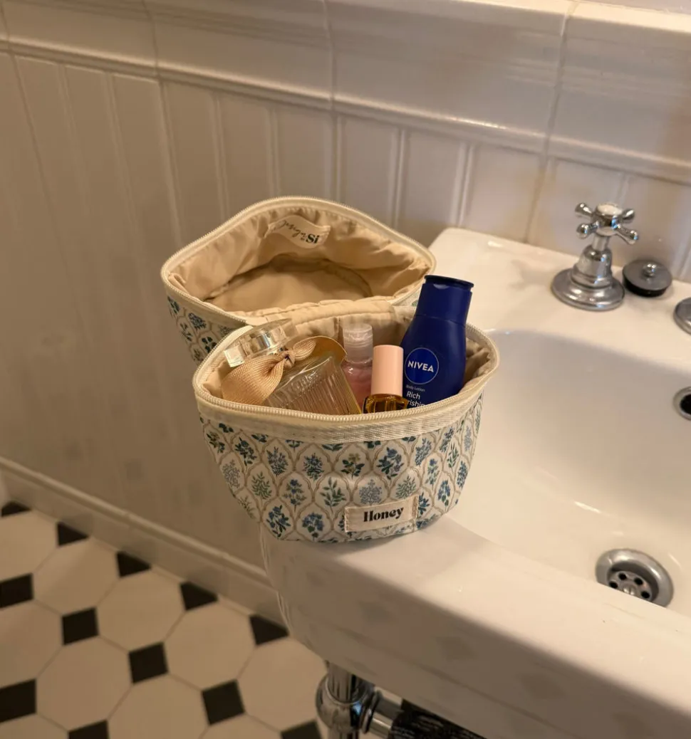 Honey lille toilettaske - Hvid med forskellige blomster