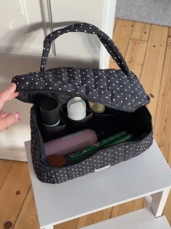 Honey stor polkaprikket toilettaske med hank - Sort/hvid