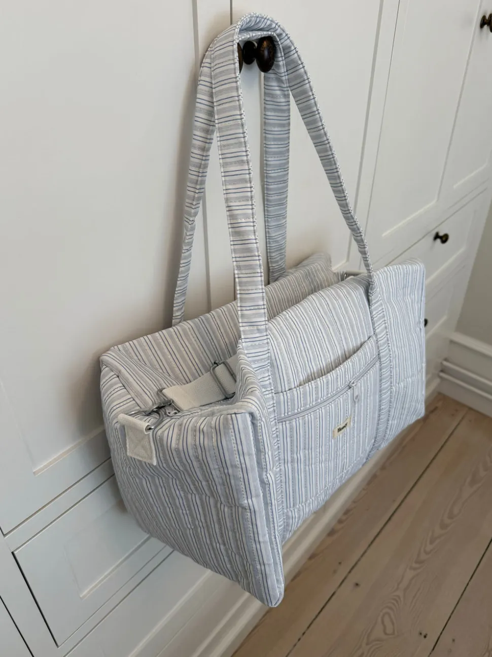 Honey stor taske med crossbody strop - Hvid med blå striber