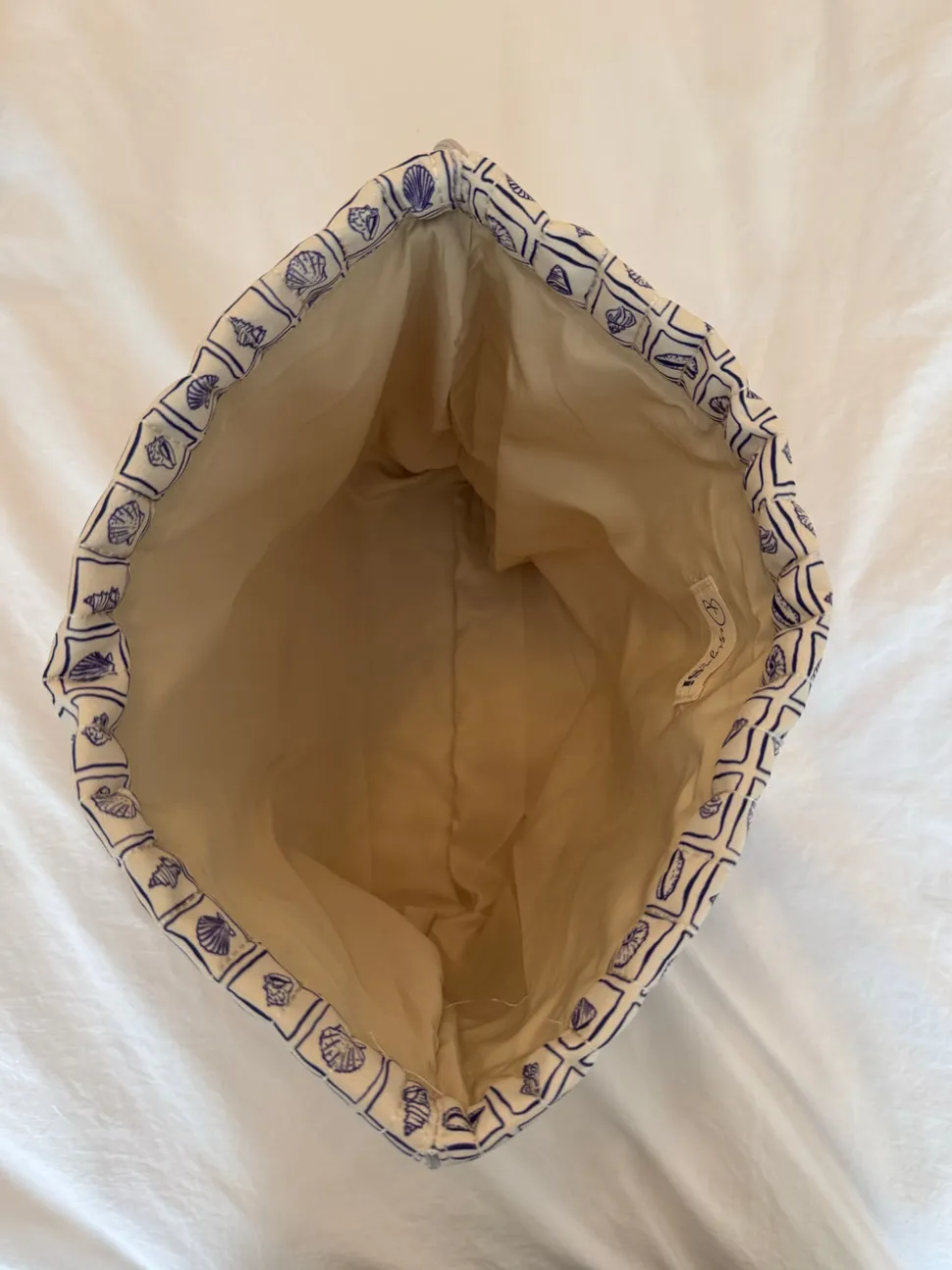 Honey stor toilettaske - Hvid med lilla konkylier