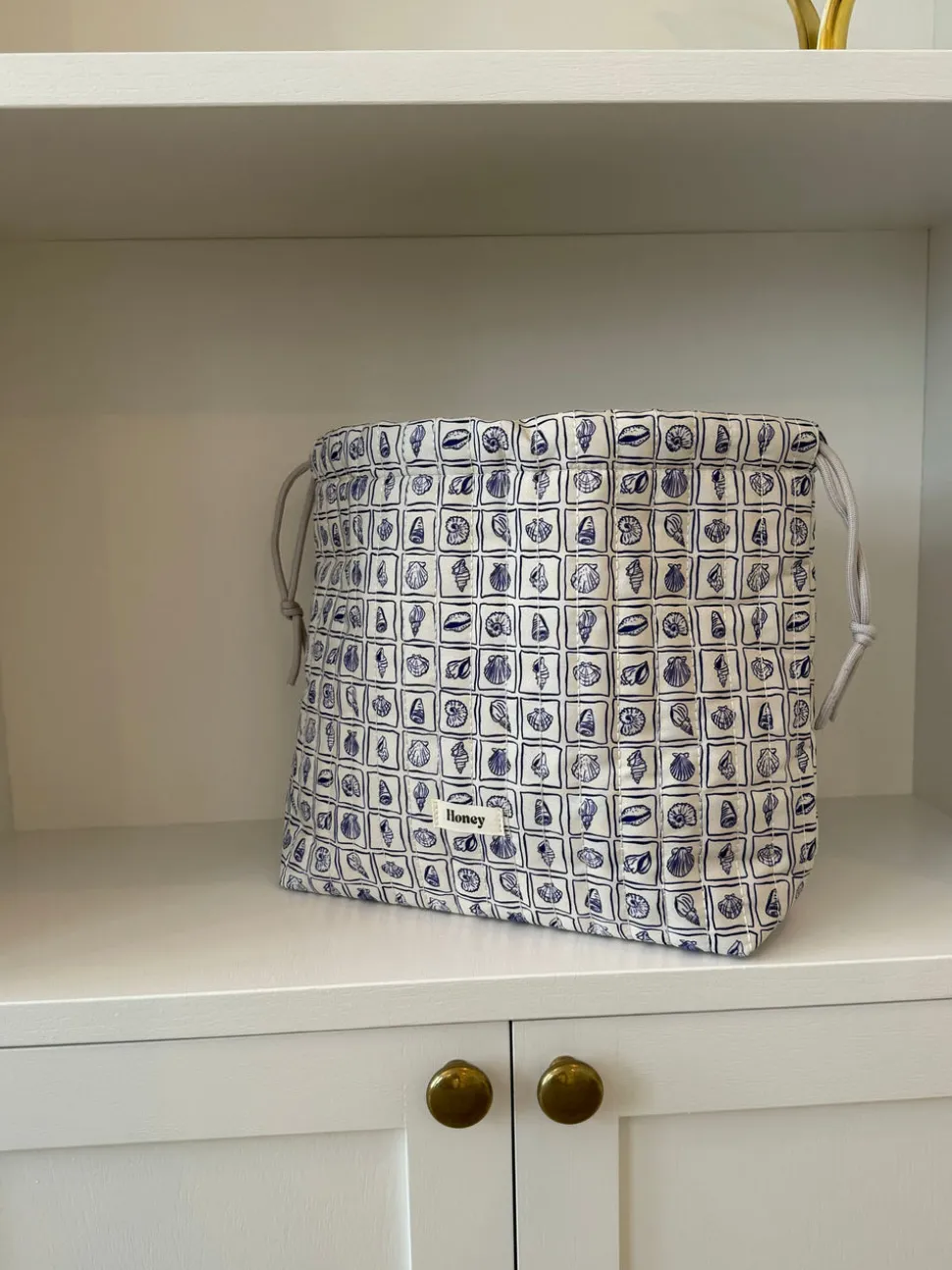 Honey stor toilettaske - Hvid med lilla konkylier