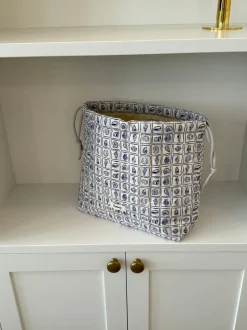 Honey stor toilettaske - Hvid med lilla konkylier