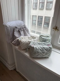 Honey stor toilettaske - Hvid med lilla konkylier