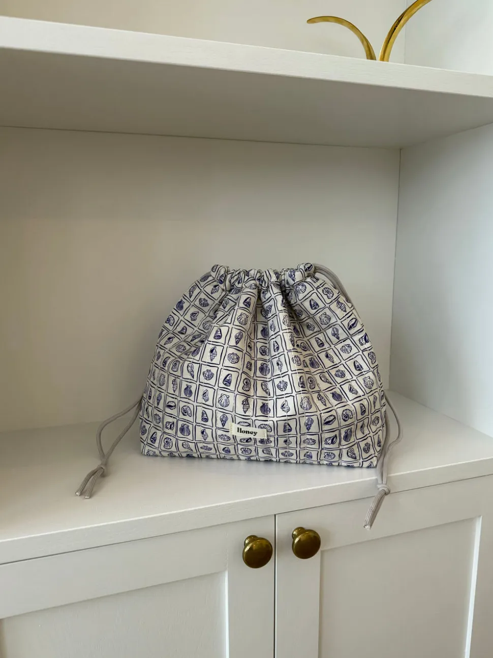 Honey stor toilettaske - Hvid med lilla konkylier