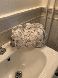 Honey stor toilettaske - Hvid/blå med flæser