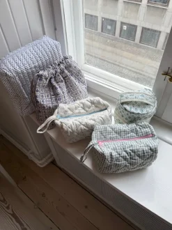 Honey stor toilettaske - Hvid med polka prikker