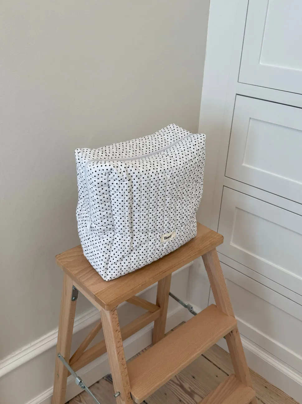 Honey stor toilettaske - Hvid med polka prikker