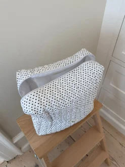 Honey stor toilettaske - Hvid med polka prikker