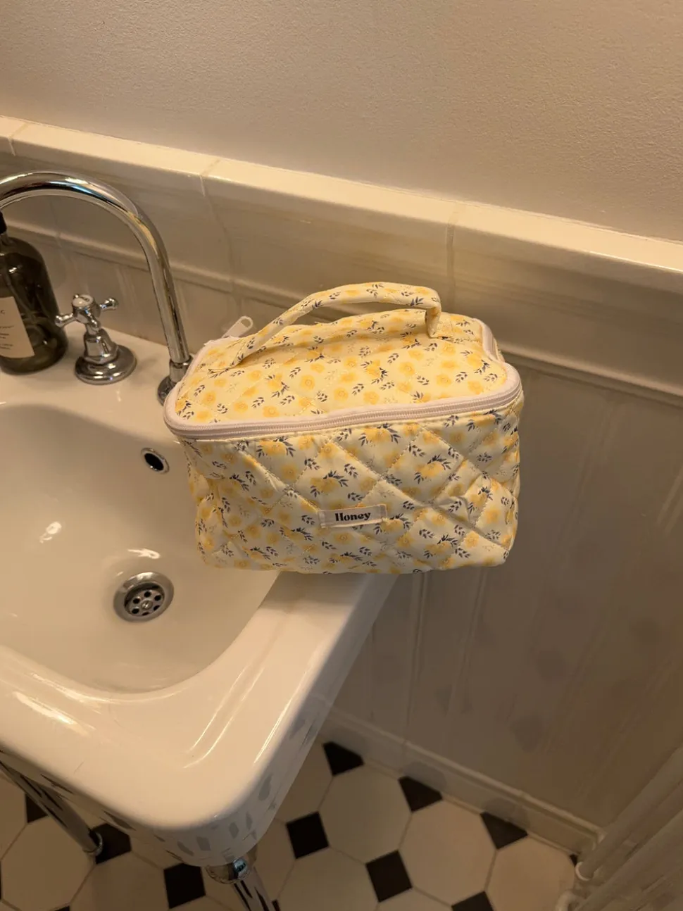 Honey stor toilettaske med hang - Lys gul med gule bomster