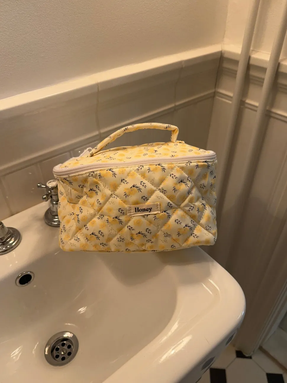 Honey stor toilettaske med hang - Lys gul med gule bomster