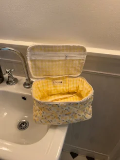 Honey stor toilettaske med hang - Lys gul med gule bomster